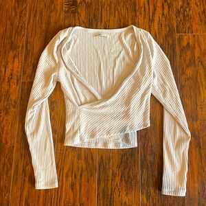 no flaws!
Sweater is a cropped length
Wrap is fixed (no tie)